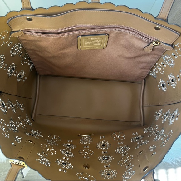 Coach White Market Tote With Cut Out Tea Rose - Picture 9 of 12